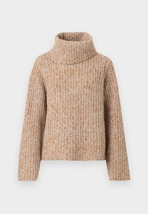 Gebreide trui in beige en tan tinten, met een hoge, opgerolde kraag en lange mouwen. De ribbelstructuur voegt visuele interesse en warmte toe.