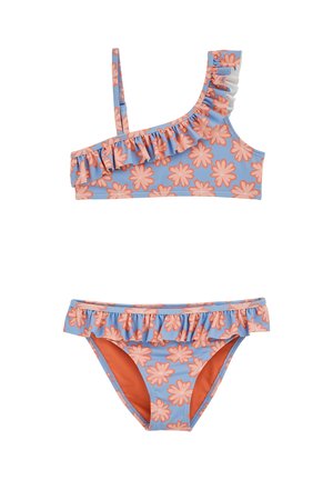 Kék, két részes fürdőruha narancssárga virágmintával, fodros díszítéssel az egyik vállpántos felsőn és az alsónadrág derékrészén.