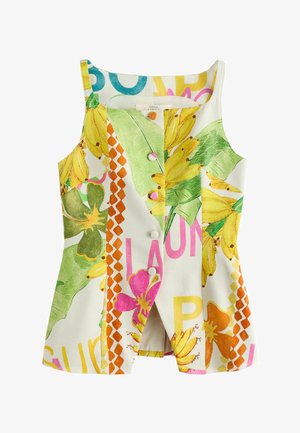 Mouwloze top met knoopsluiting aan de voorkant met kleurrijke tropische print met bananen, grote groene bladeren en roze en oranje bloemen op witte stof.