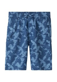 Pantaloni corti blu a fantasia con un tessuto testurizzato, dotati di una vita con cordoncino e tasche laterali. Il motivo presenta un contrasto tra tonalità di blu scuro e chiaro.