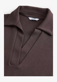 Neselectat, burgundy red
