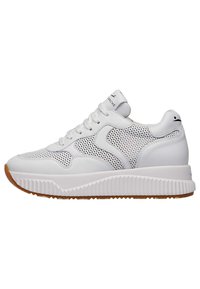 Sneaker bianca con tomaia in pelle perforata, colletto imbottito e suola in gomma testurizzata con una suola esterna in gomma a contrasto.