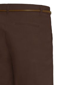 Pantalon marron coupe slim, avec une poche passepoilée au dos et une fine ceinture beige passée dans les passants.