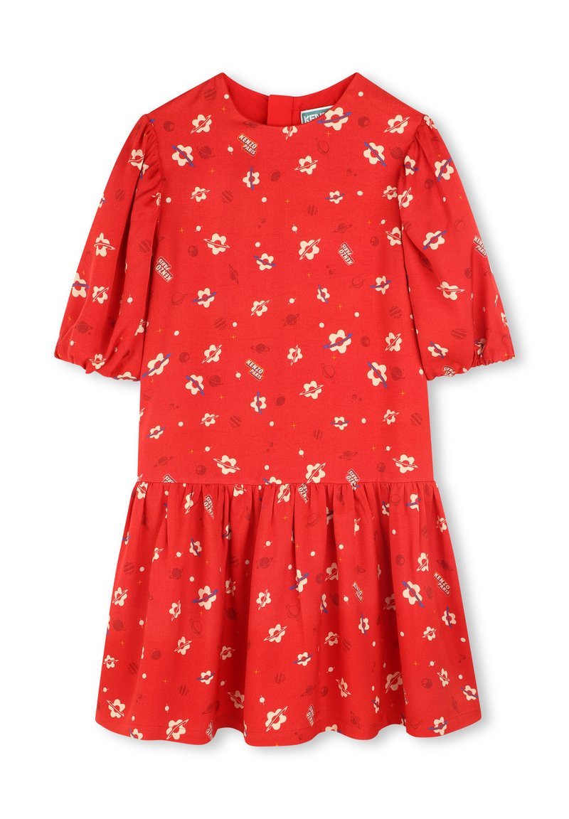 Robe rouge avec des manches courtes bouffantes, motifs floraux et géométriques, décolleté rond et jupe froncée. Détail de fermeture à boutons au dos.