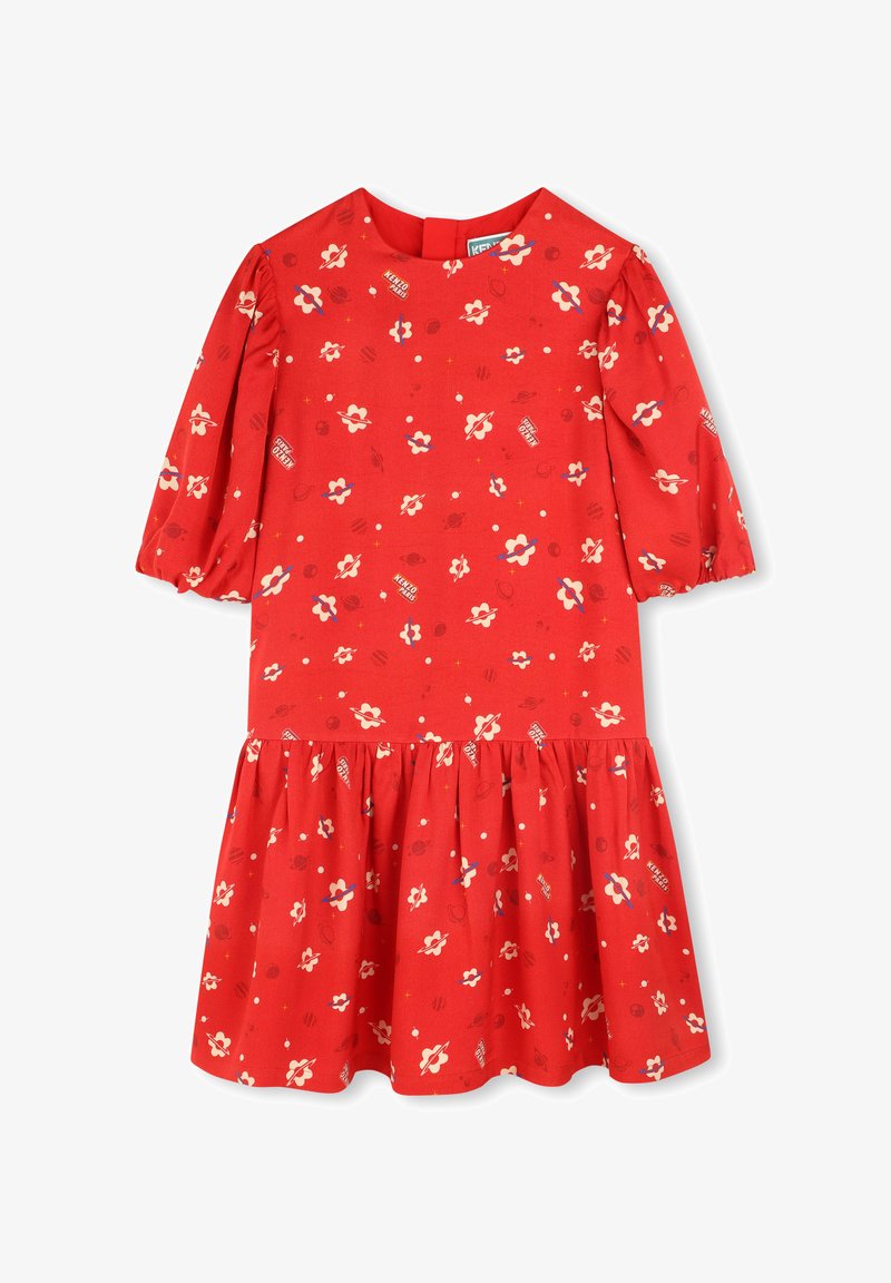 Robe rouge avec des manches courtes bouffantes, motifs floraux et géométriques, décolleté rond et jupe froncée. Détail de fermeture à boutons au dos.