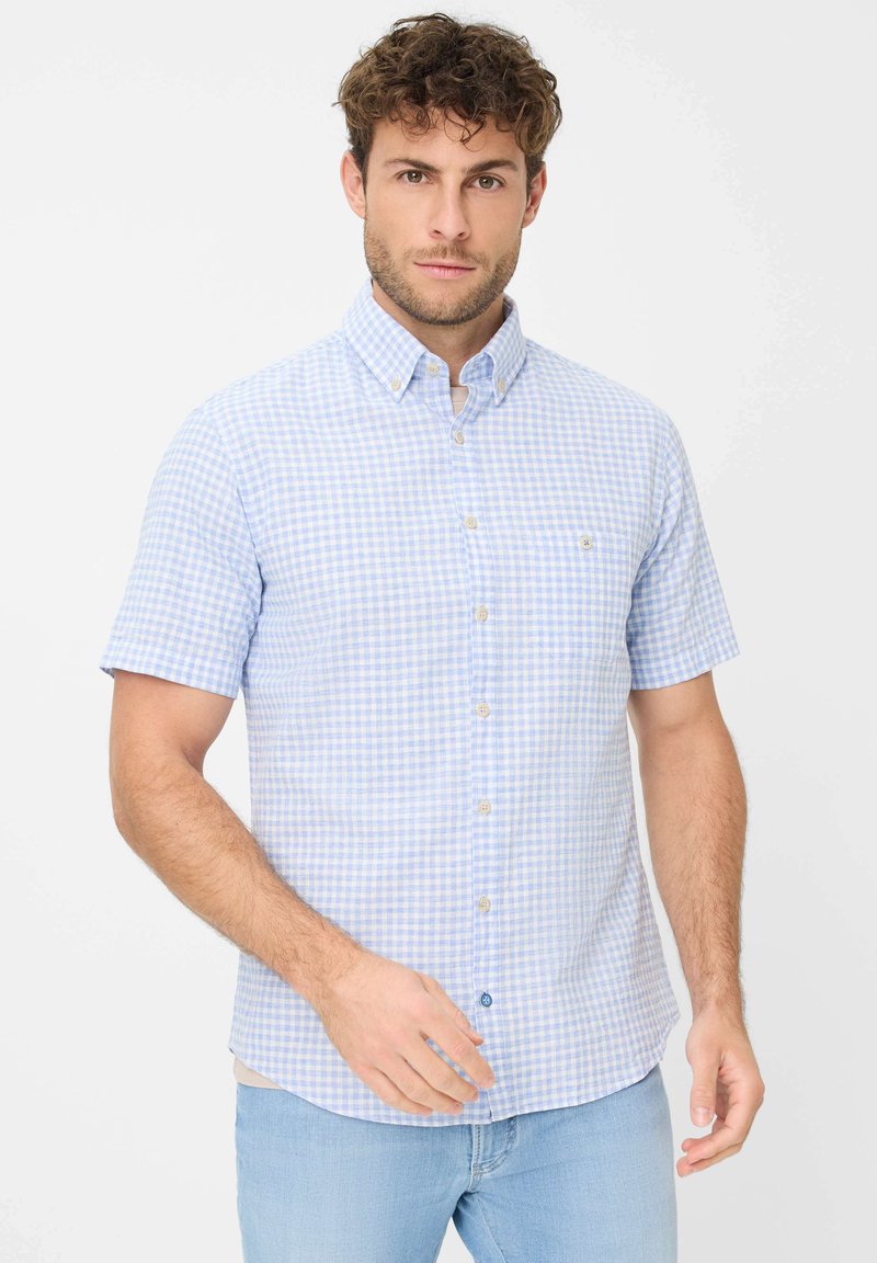 Camicetta a maniche corte con bottoni in leggero tessuto a quadretti blu chiaro e bianco, in cotone, con colletto classico e logo discreto sul petto.