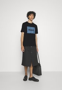 HUGO DULIVE - T-shirt estampada - black/blue