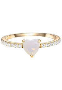 Zlatni prsten s glavnim središnjim dijelom u obliku srca od fasetiranog opala te nizom malih, prozirnih kamenčića uz traku za dodatni sjaj.
