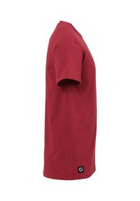 Rød bomulds T-shirt med rund hals, korte ærmer og regular fit. Har et lille sort logo-patch på kanten.