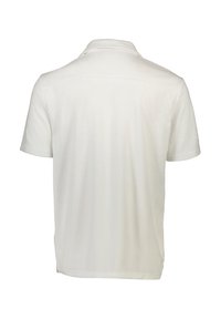Witte kortekraag polo met een platte kraag, zachte textuur en rechte zoom, ontworpen voor een relaxte pasvorm zonder zichtbare logo's.