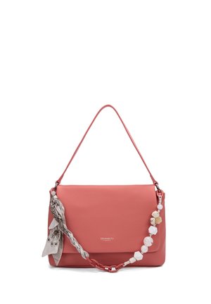 Borsa a tracolla in pelle rosa corallo con chiusura a patta, decorata con una sciarpa fantasia e catena di perline, con il marchio "DIANA&CO FIRENZE" sul davanti.