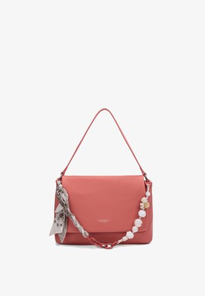 Borsa a tracolla in pelle rosa corallo con chiusura a patta, decorata con una sciarpa fantasia e catena di perline, con il marchio "DIANA&CO FIRENZE" sul davanti.