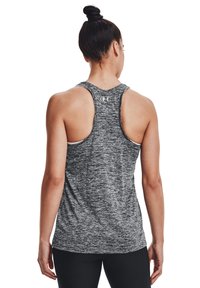 Top deportivo gris con un diseño texturizado, de hilo jaspeado, estilo racerback y un pequeño logo en la parte posterior cerca del escote.