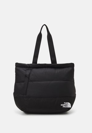 Czarna pikowana torba typu tote z szerokimi uchwytami i białym logo The North Face w prawym dolnym rogu na jednolitym tle.