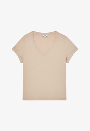 Beiges T-Shirt mit kurzen Ärmeln und V-Ausschnitt, figurbetont geschnitten, mit sichtbarem Markenschild am Halsausschnitt, auf weißem Hintergrund.