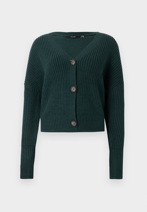 Cárdigan corto de punto grueso en verde oscuro con mangas largas y tres grandes botones marrones en la parte delantera.