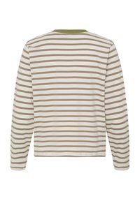 Camisa de manga larga en crema con rayas marrones, con un cuello redondo verde y un corte relajado. Material de algodón suave con una textura lisa.