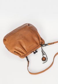Borsa in pelle marrone con una finitura morbida e texture, forma arrotondata, accentata da una catena e con una tracolla removibile. Presenta una chiusura a cappio.