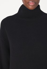 Calvin Klein Jeans CHUNKY LOOSE DRESS - Abito in maglia - black