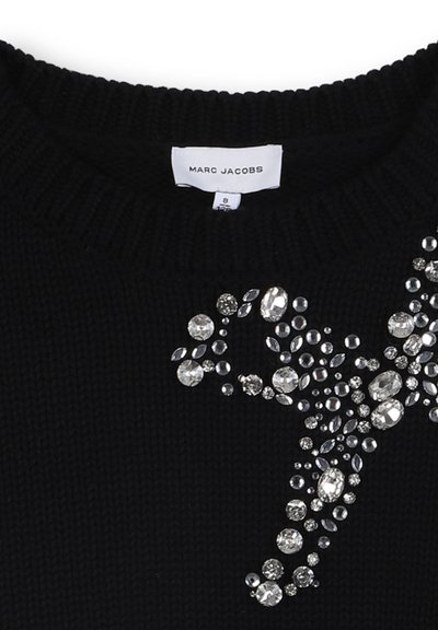 Zwarte gebreide trui met een ronde hals en een versiering van verschillende heldere rhinestones, gerangschikt in een decoratief patroon.