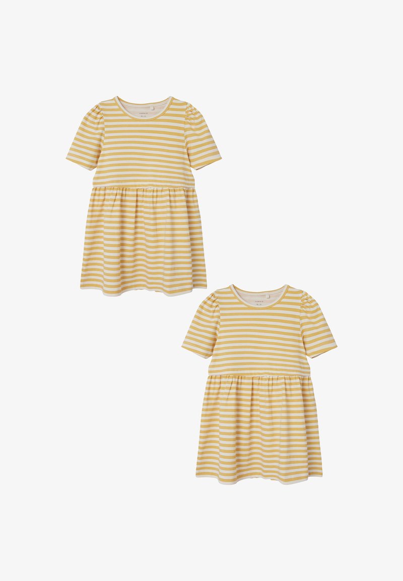 Gestreiftes Kleid mit kurzen Ärmeln, rundem Ausschnitt und schwingendem Rock. Die Farben sind Gelb und Weiß mit horizontalen Streifen.