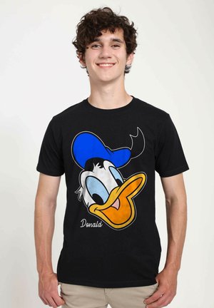 Černé tričko s velkým, barevným grafickým motivem Duffyho kačera. Design zahrnuje modrou čepici, žlutý zobák a modro-bílé detaily peří.