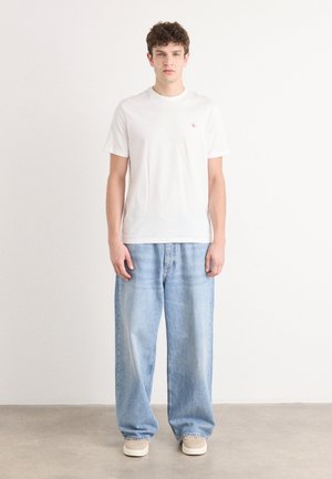 BADGE TEE 2 PACK - Basic T-shirt - bright white/dark sapphire