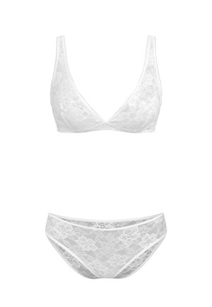 Biały zestaw bielizny koronkowej z miękkim biustonoszem na cienkich ramiączkach oraz pasujące majtki bikini z kwiatową koronką.