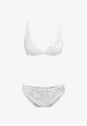Ensemble de lingerie en dentelle blanche comprenant un soutien-gorge à bonnets souples avec fines bretelles et un slip bikini assorti en dentelle florale.