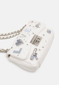Borsa a tracolla bianca trapuntata con catena argentata, decorata con rhinestones blu e trasparenti, con accenti a forma di cuore e chiave, e chiusura a fibbia metallica.