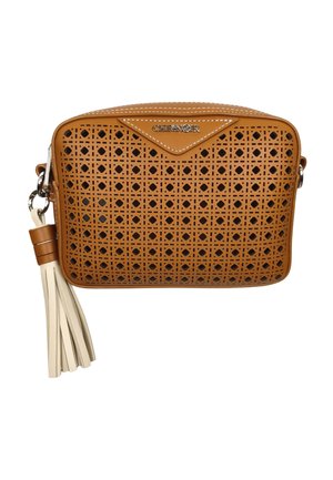 Borsa a tracolla rettangolare marrone con motivo geometrico intagliato, nappina bianca attaccata al lato e logo del marchio visibile al centro in alto.