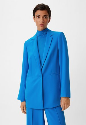 Bright blue blazer made of smooth fabric, featuring notched lapels, a single button closure, and front pockets. Tailored fit with structured shoulders.