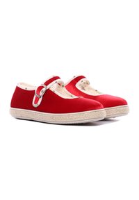 Zapatos de tela rojos con punta redondeada, que cuentan con una correa de hebilla lateral y una suela de esparto beige. El interior tiene un patrón de estrellas.
