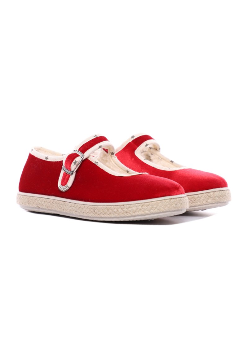 Zapatos de tela rojos con punta redondeada, que cuentan con una correa de hebilla lateral y una suela de esparto beige. El interior tiene un patrón de estrellas.