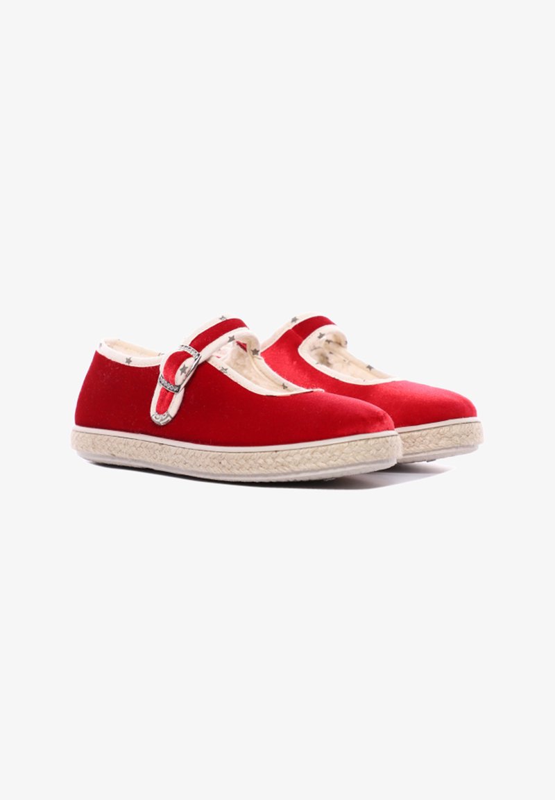 Zapatos de tela rojos con punta redondeada, que cuentan con una correa de hebilla lateral y una suela de esparto beige. El interior tiene un patrón de estrellas.