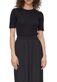 QS AUS MIT PASPELIERTEM AUSSCHNITT - T-shirt basic - schwarz