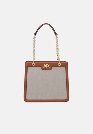 Borsa a mano in pelle marrone con pannello in rete e manici in catena dorata. Presenta un accento con logo dorato al centro e una forma rettangolare strutturata.