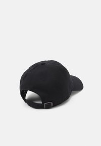 Schwarze Baumwoll-Baseballmütze mit gebogenem Schirm, verstellbarem Riemen auf der Rückseite und einem Knopf oben. Das Innere ist ungefüttert.