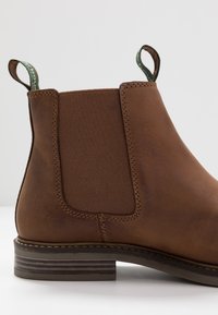 Barbour FARSLEY CHELSEA BOOT - Klasszikus bokacsizmák - dark tan