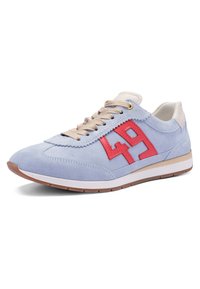 Baskets en daim bleu clair avec des lacets beige, logo "49" rouge sur le côté, semelle intermédiaire blanche et semelle extérieure en caoutchouc marron.