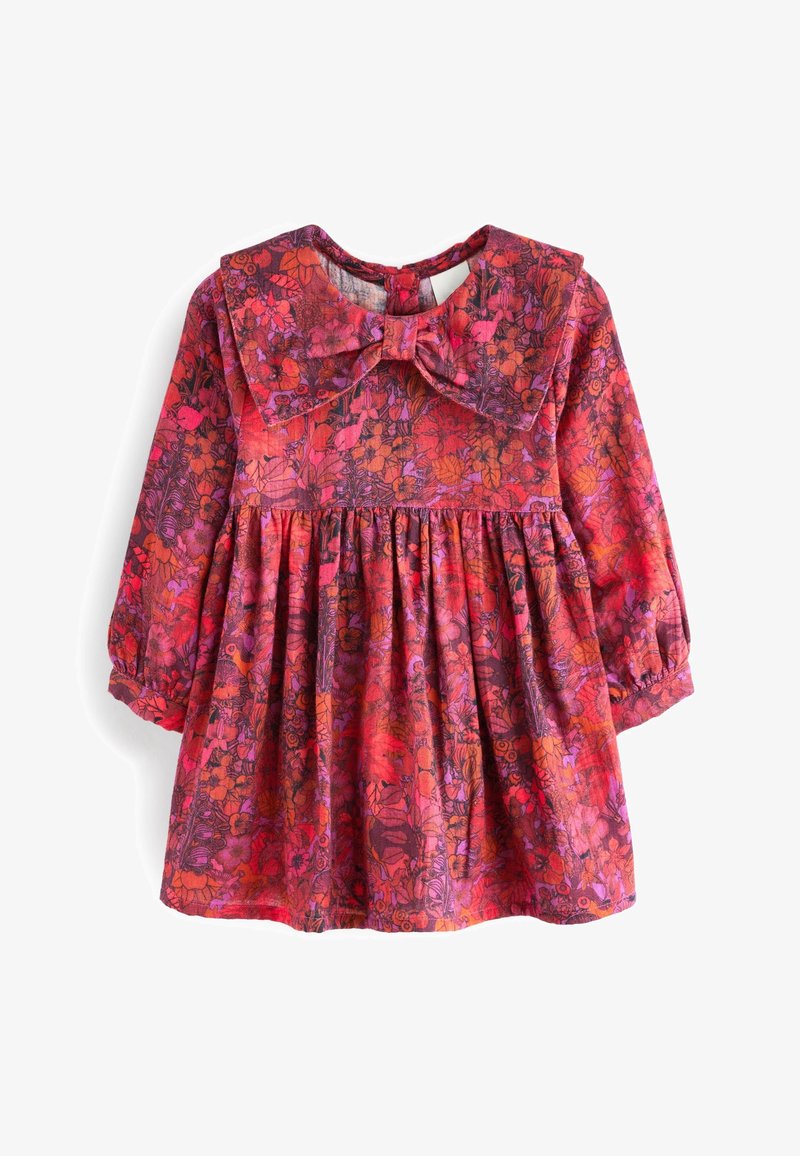 Robe à manches longues pour tout-petit avec motif floral rouge et violet, taille froncée, et grand col Claudine avec nœud assorti.