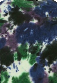 Maglione in cotone con un motivo tie-dye nei toni di blu scuro, verde e viola, dotato di un colletto a girocollo a costine e una texture morbida.