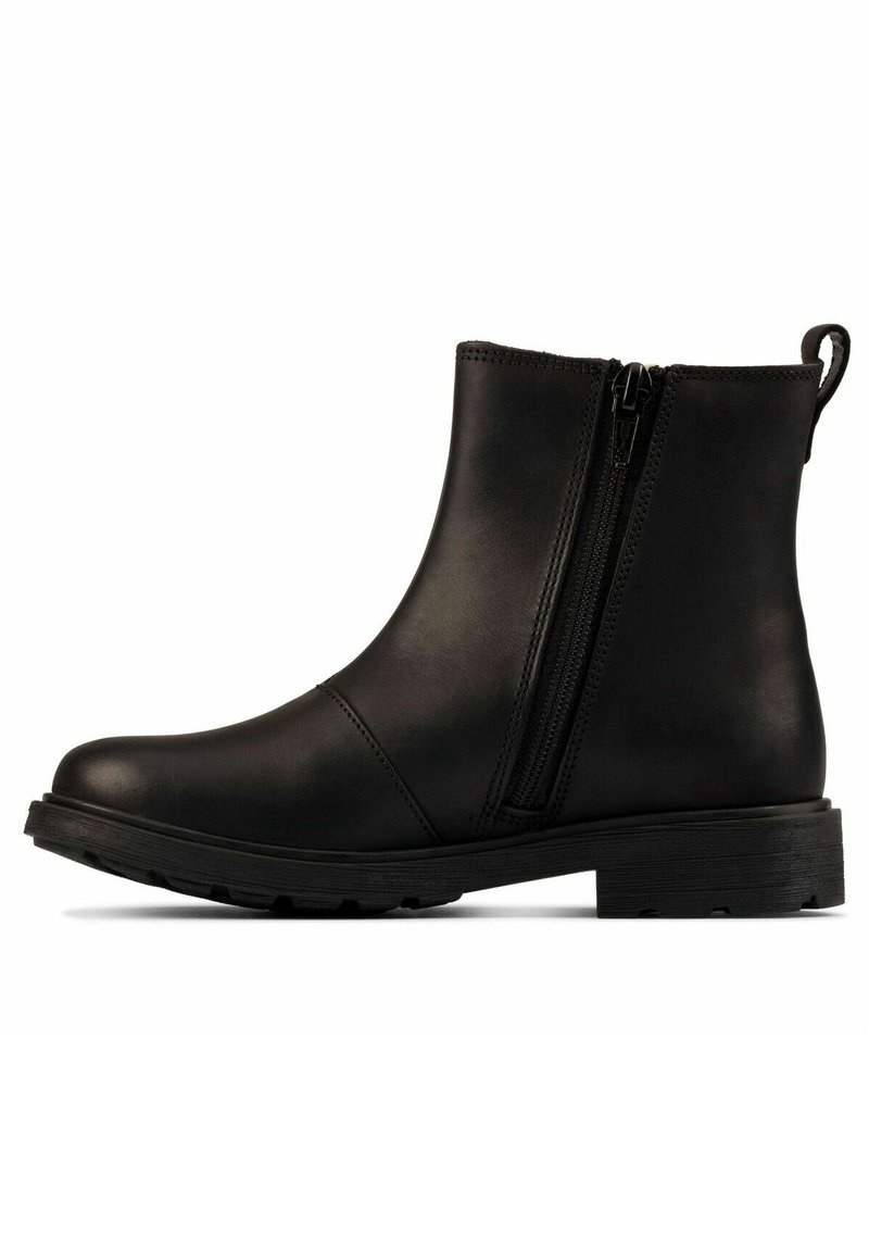 Bottes noires à la cheville en cuir lisse avec une fermeture éclair latérale, un bout arrondi et une semelle en caoutchouc texturée. Design minimaliste et lignes épurées.