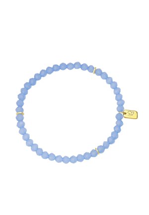Bracelet extensible avec des perles rondes facettées bleu clair et de petits anneaux dorés, muni d'une étiquette dorée gravée d'un symbole de colombe.