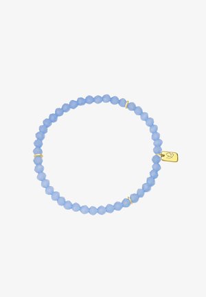 Bracelet extensible avec des perles rondes facettées bleu clair et de petits anneaux dorés, muni d'une étiquette dorée gravée d'un symbole de colombe.