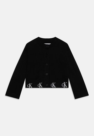 Cardigan nero corto con scollatura rotonda, maniche lunghe e cinque bottoni. Presenta una cintura bianca con marchio e lettering "CK".