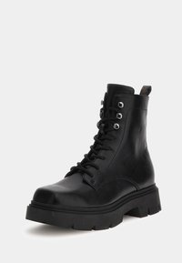 Stivale alla caviglia in pelle nera con punta rotonda, design con lacci, accessori in argento e suola spessa con profondi motivi di battistrada.