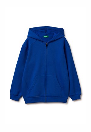 Modrá mikina na zip vyrobená z měkkého fleecového materiálu, která má velkou kapuci, klokaní kapsy a žebrované manžety. Hladký povrch bez vzorů.