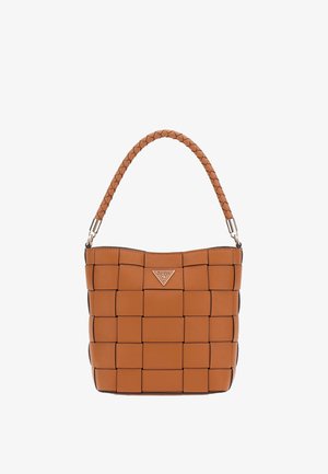 Sac à main en cuir tissé marron avec un haut incurvé, une poignée tressée et un accent de logo triangulaire. Texture lisse avec des blocs proéminents.