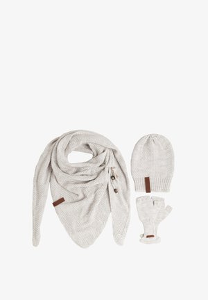 Grijze gebreide sjaal, beanie en vingerloze handschoenen. De sjaal heeft een driehoekige vorm met een lus en decoratieve knopen. Zachte textuur, leren accenten.